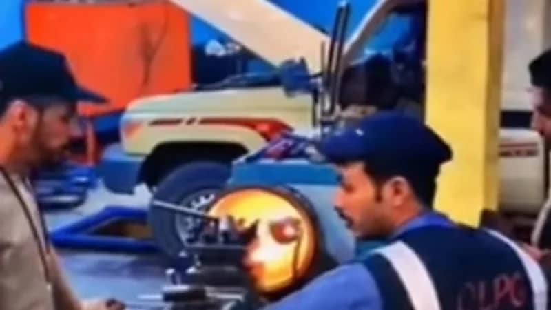 بالفيديو.. شابان كفيفان يبرعان في مجال ميكانيكا السيارات بتبوك