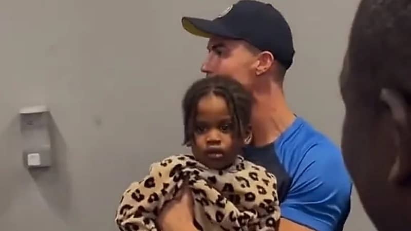 رونالدو يلتقط صورًا مع الملاكم فرانسيس نغانو وأبناؤه .. فيديو