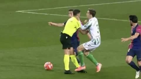 سقوط مفاجئ للحكم يثير الجدل في تعادل برشلونة مع ريال بيتيس