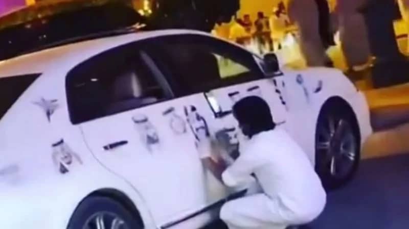 بالصور.. رسام سعودي يقهر السرطان بالفن