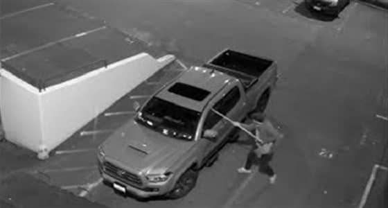 بالفيديو.. لحظة سقوط رجل بطريقة مروعة من فوق منزل