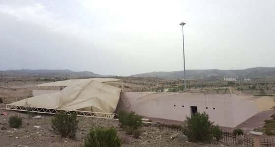 بالصور.. سقوط مظلات الساحة الشعبية بتنومة