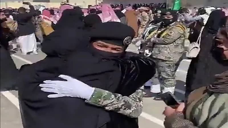 شاهد.. فرحة جندية سعودية بعد تخرجها مع والدتها