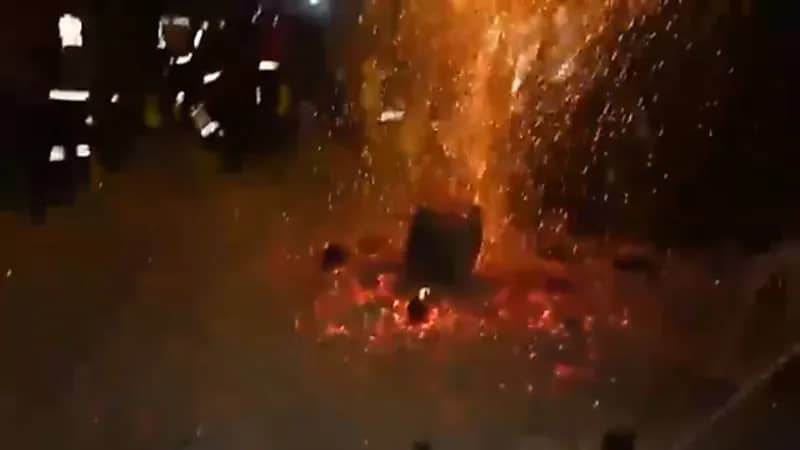 شاهد.. وزير الصحة التركي ينجو بأعجوبة إثر سقوط كرة لهب أمامه