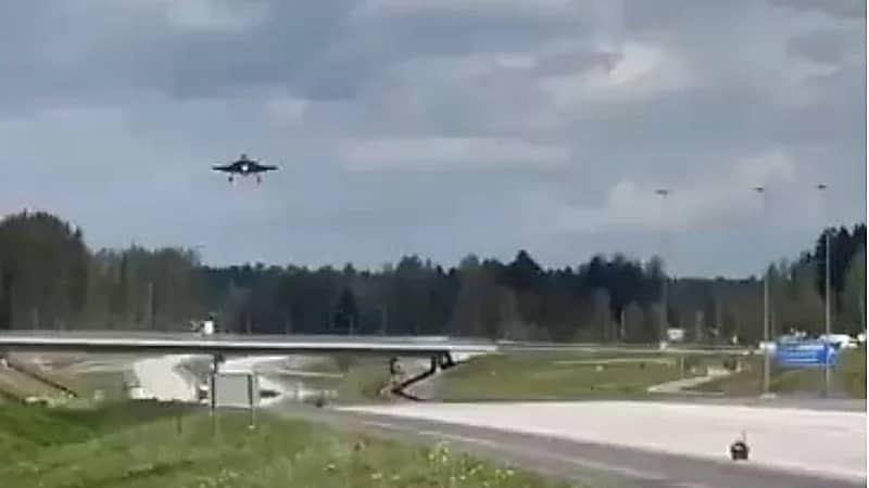 مقاتلة F-35A تهبط على طريق سريع في فنلندا.. فيديو