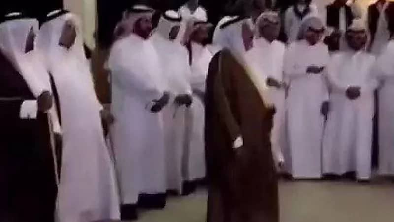 بالفيديو.. سعوديون يحضرون زواج صديقهم الباكستاني ويقدمون له "عانية" الزواج