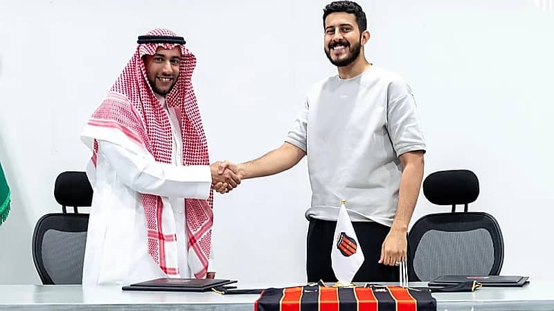 الرياض يتعاقد مع يوتيوبر لحراسة مرماه .. صور