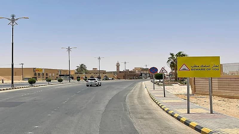 بالصور.. معاناة نزيف الدماء تنتهي بمطبات صناعية في الأفلاج