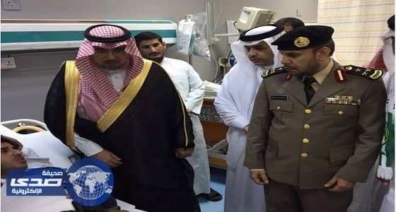محافظ محايل يزور رجل أمن مصاب في انقلاب دوريته الأمنية