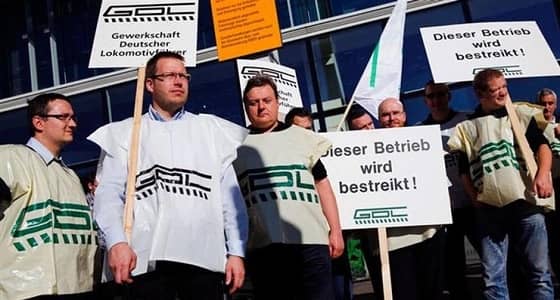 عشرات الآلاف من عمال المصانع بألمانيا يضربون عن العمل