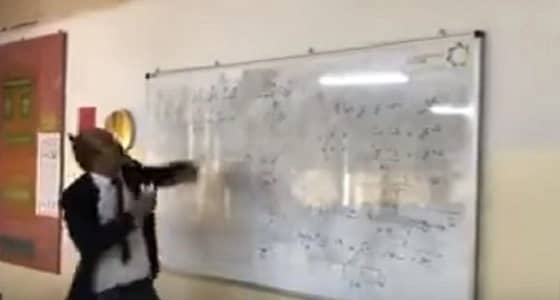 طريقة مضحكة وفكاهية لمدرس أردني خلال شرح الدروس.. وهذا رد فعل الطلاب!