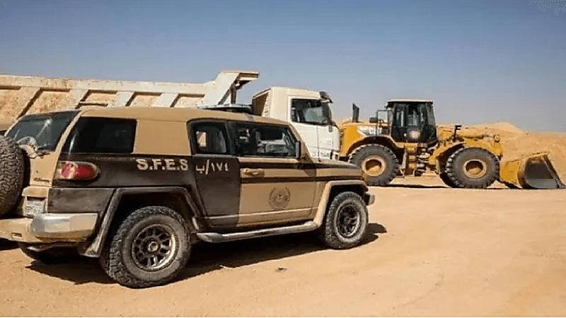ضبط مخالفين لنظام البيئة لنقلهما الرمال وتجريف التربة دون ترخيص في تبوك