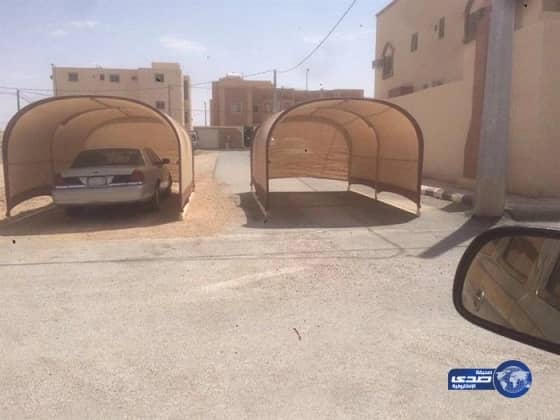 شخص يغلق شارعا ويحوله إلى موقف خاص لسيارته.. والمرور يتفاعل