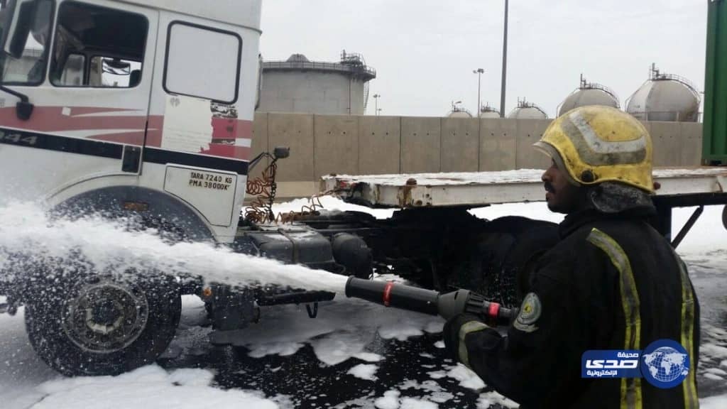 مدني جدة يباشر حادث تسرب للوقود إثر تصادم 3 شاحنات
