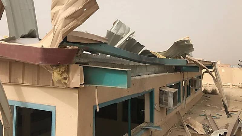 سقوط طائرة مفخخة بدون طيار على إحدى المدارس في عسير "صور"