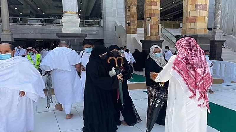 توزيع 2000 مظلة على المصلين والمعتمرين في صحن المطاف