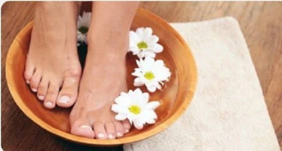 أسباب رائحة القدم الكريهة وطرق التخلص منها