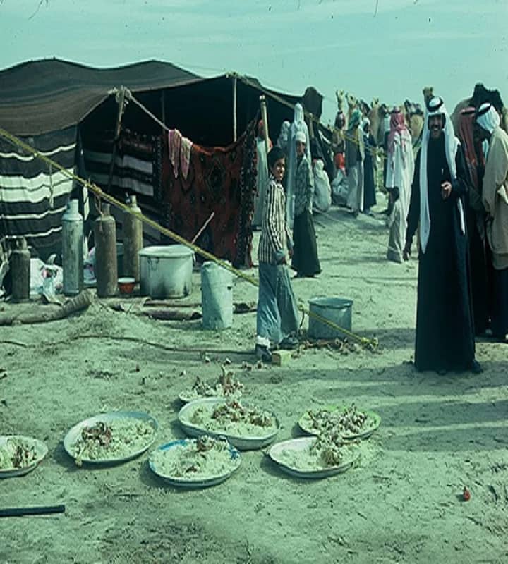 صورة جميلة لحظة الانتهاء من وليمة زواج قديما