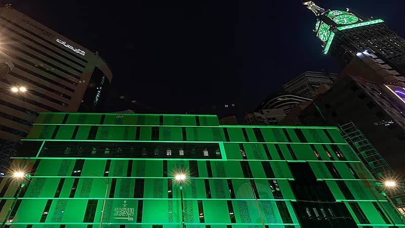 بالصور.. مبنى رئاسة شؤون الحرمين ومرافقها تتوشح باللون الأخضر