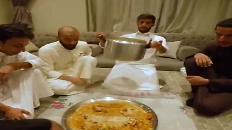 5 شبان يحولون طبخة "المقلوبة" بالاستراحة إلى "ماركة تجارية" (فيديو)