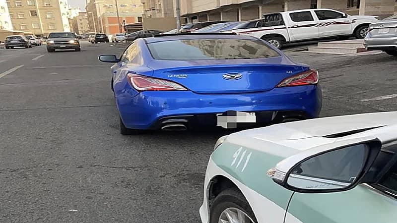 "المرور" يطيح بقائد مركبة تجاوز من أكتاف الطريق