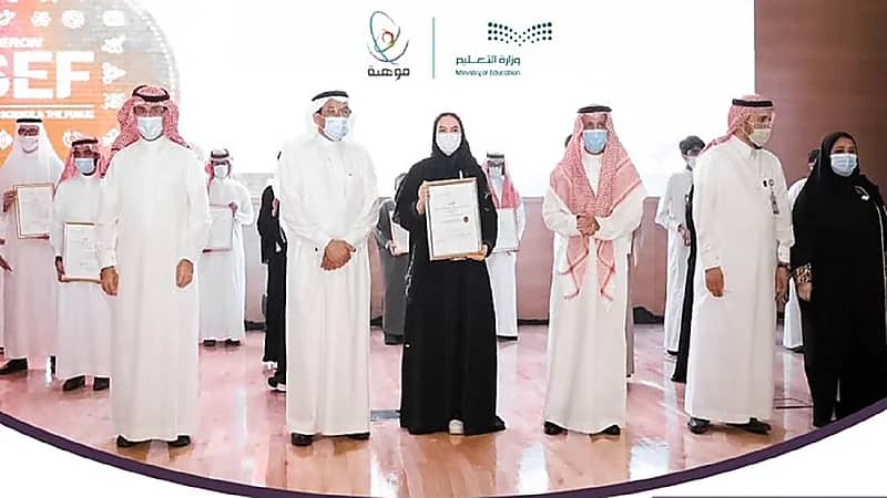 وزير التعليم يكريم 49 طالباً وطالبة حصلوا على 107 جوائز عالمية