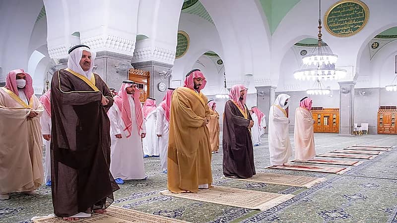 ولي العهد يزور مسجد قباء ويؤدي ركعتي تحية المسجد(فيديو)