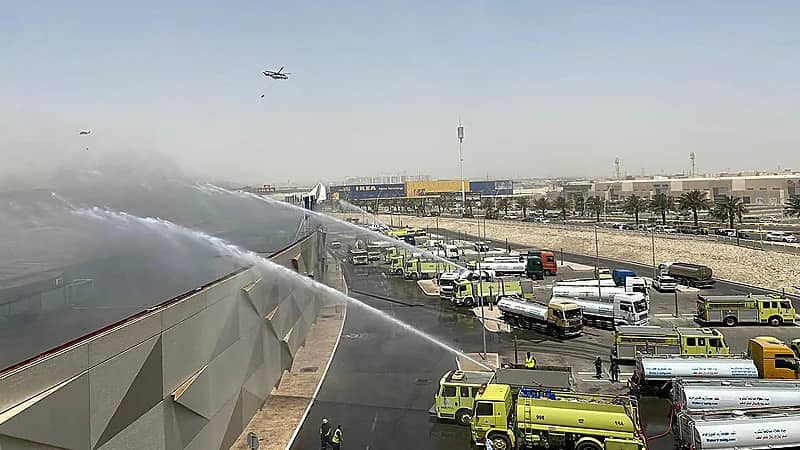 بالفيديو والصور.. الدفاع المدني يسيطر على حريق مجمع الظهران مول ولازال جزء بسيط منه