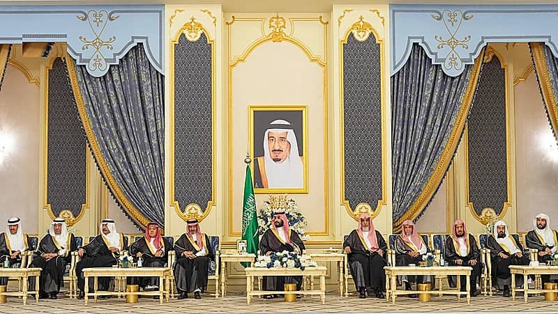 ولي العهد يستقبل أمراء وعلماء وجمعًا من المواطنين.. صور