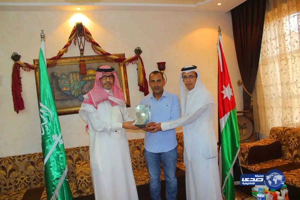 نادي الطلبة السعوديين في الأردن يكرم منقذ العائلة السعودية