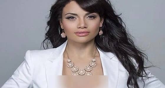 بالصور.. عارضة ملابس داخلية ليلًا وشرطية نهارًا