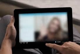 عارضة أزياء تفضح مدير القناة الثانية المغربية وتنشر صورًا ورسائل جنسية بينهما