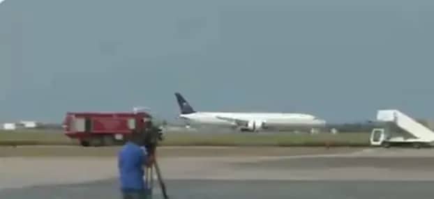 بالفيديو .. لحظة وصول طائرة المساعدات السعودية المحملة بالأكسجين الطبي إلى تونس