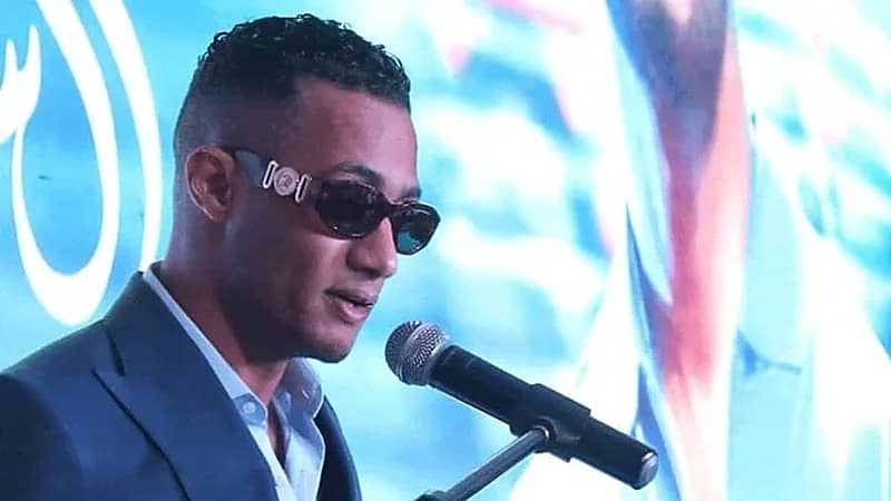 محمد رمضان بصحبة نمر بحديقة منزله: لا أسمع نباح الكلاب