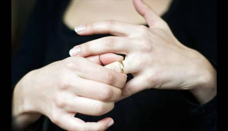 زوجة تطلب الخلع من زوجها: هددني بالحرمان من حقوقي الشرعية