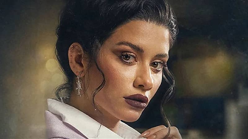 فنانة شهيرة تتناول "العنكبوت" خلال تصوير أحد البرامج