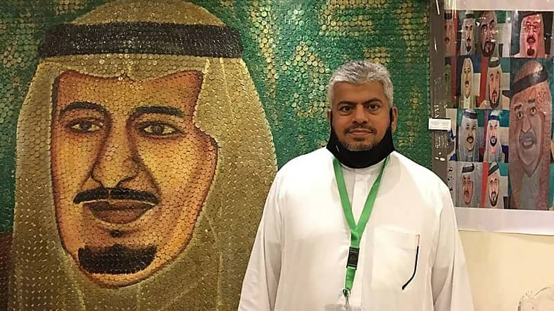 بالصور.. "سعودي" يرسم لوحات فنية للملوك بعملات معدنية نادرة
