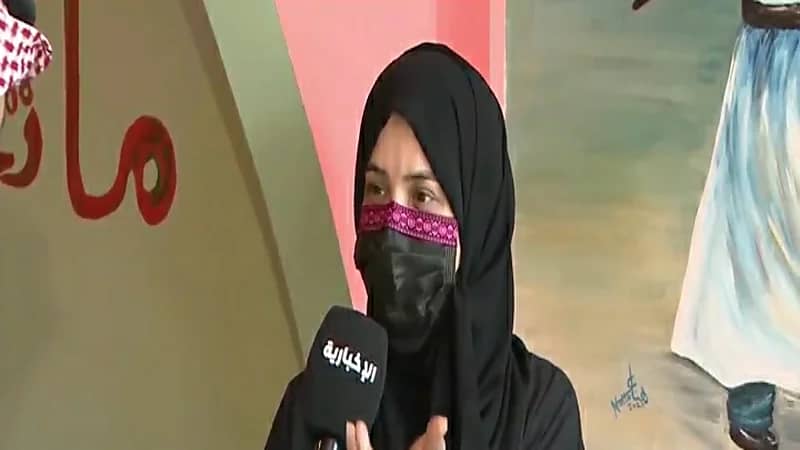 شاهد.. الشيف عزيزة تحاكي الأجواء الشعبية بمطعمها في جدة