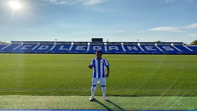 اللاعب أصيل مطري يوقع لـ "ليجانيس" الإسباني لمدة عام