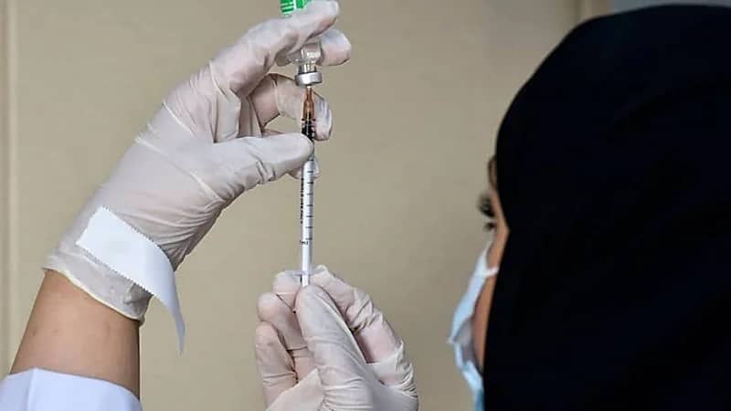توضيح من "الصحة" بشأن حجز لقاح كورونا لحاملي هوية "زائر" 