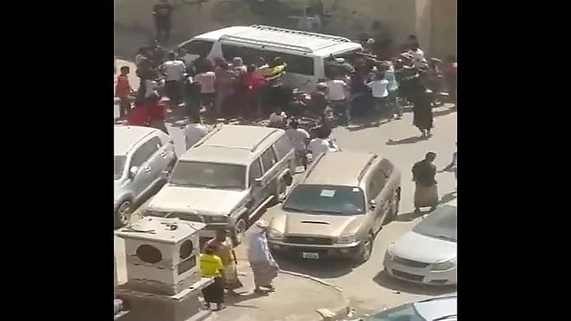 فيديو.. مجموعة شباب يسرقون القات من "باص" في اليمن
