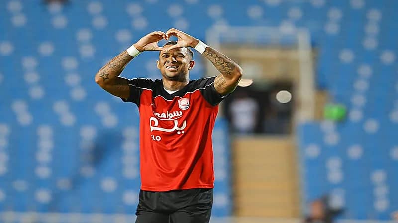 الرائد يقسو على الطائي برباعية