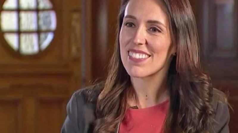 بالفيديو.. طفلة رئيسة وزراء نيوزيلندا تقاطعها أثناء البث المباشر