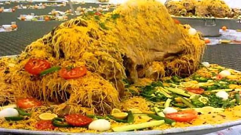 بالفيديو.. مواطن يرصد وجبات غذاء كاملة ملقاة في حاوية نفايات