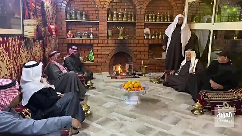 بالفيديو.. أحد أعيان العلا يبني منزل لاستقبال المسافرين وعابري السبيل