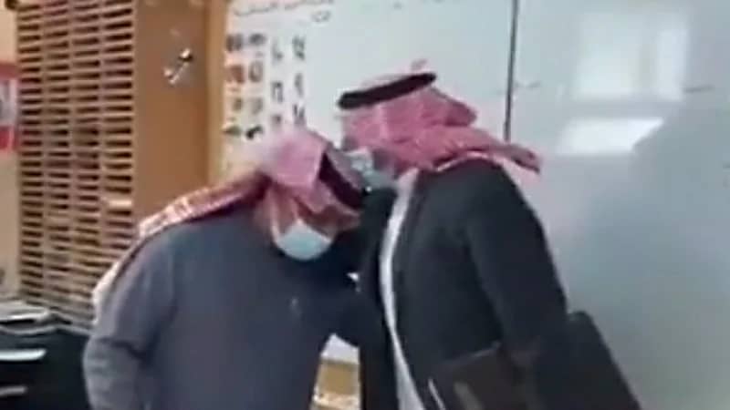 بالفيديو.. مشرف تربوي يقبل رأس "معلم" أمام طلابه