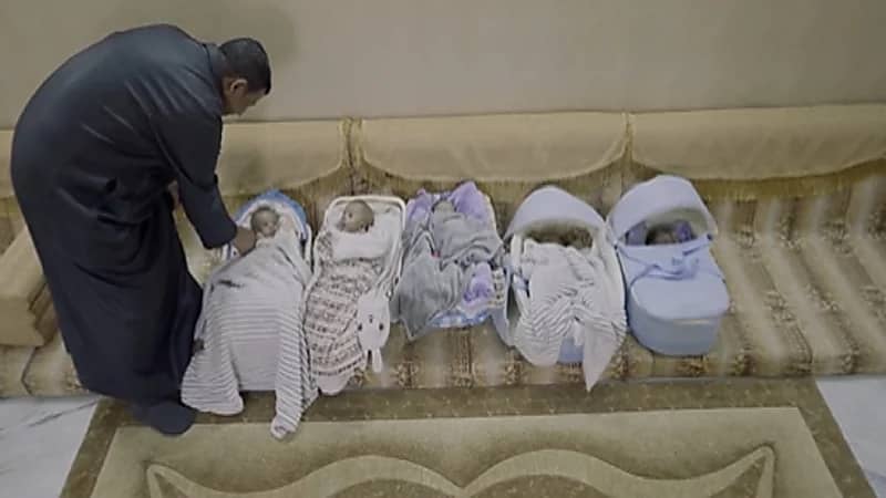 بالفيديو.. قصة مقيمة أنجبت خمسة توائم