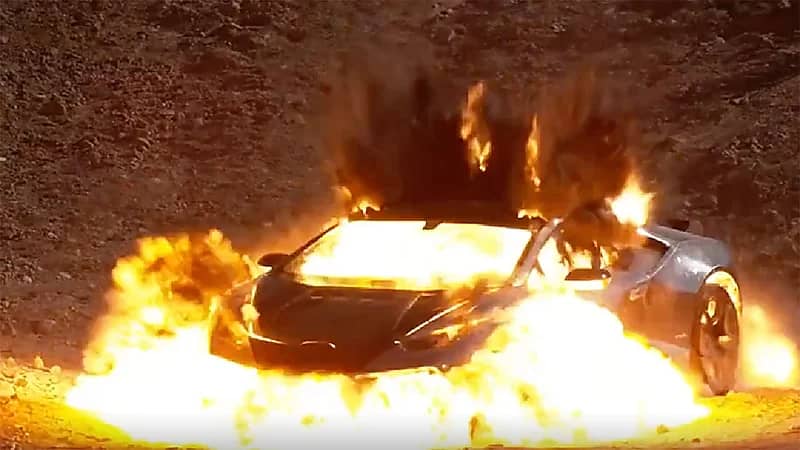 شاهد.. شخص يفجر سيارة لامبورجيني بقيمة 230 الف دولار ليصنع NFT