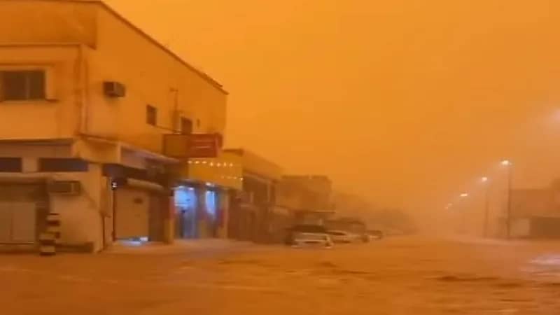 بالفيديو.. مؤذن في عرعر يطلب من الناس الصلاة في البيوت بسبب الأمطار الغزيرة