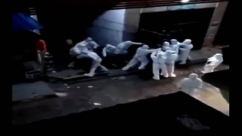 بالفيديو.. اشتباكات بين سكان وعاملين صحيين في شنغهاي بالصين